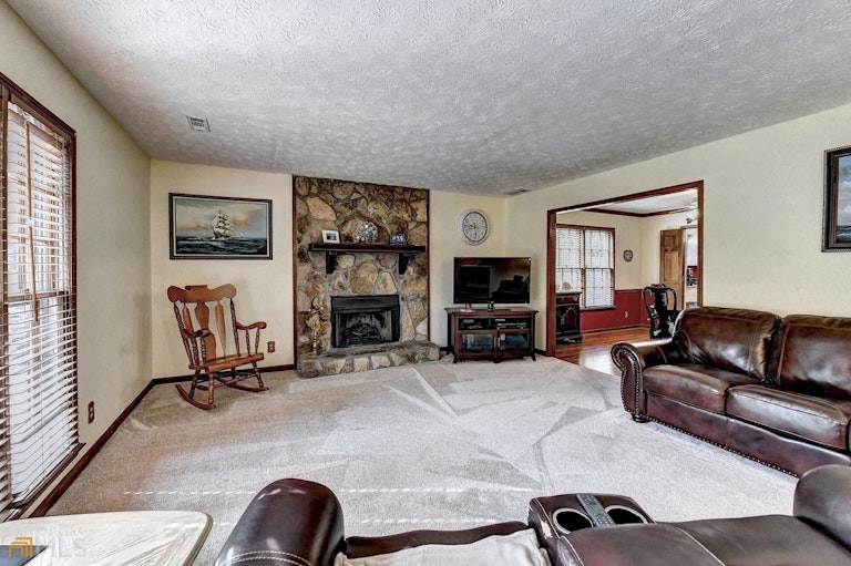 Photo 6 of 47 - 658 Shiloh Ct, Lawrenceville, GA 30044