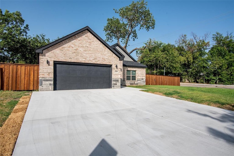 Photo 3 of 22 - 4700 Harper Dr, Mesquite, TX 75150