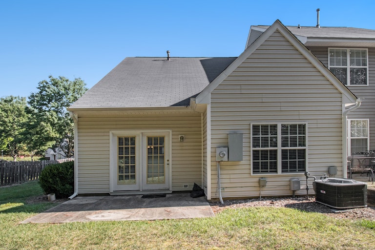 Photo 7 of 22 - 9720 Mattforest Cir, Charlotte, NC 28277