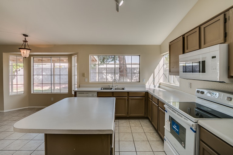 Photo 7 of 23 - 4302 E Windmere Dr, Phoenix, AZ 85048