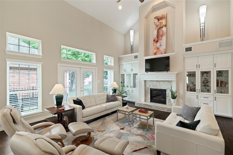 Photo 11 of 42 - 71 Champion Villa Dr, Houston, TX 77069