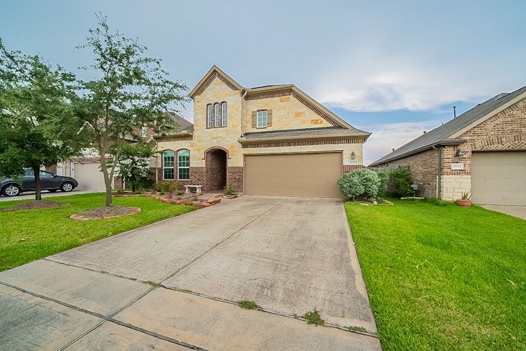 Photo 1 of 35 - 18226 Russett Green Dr, Tomball, TX 77377