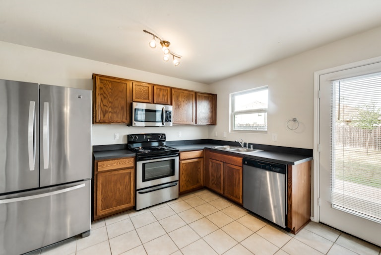 Photo 5 of 24 - 1907 Castaway Dr, Grand Prairie, TX 75051