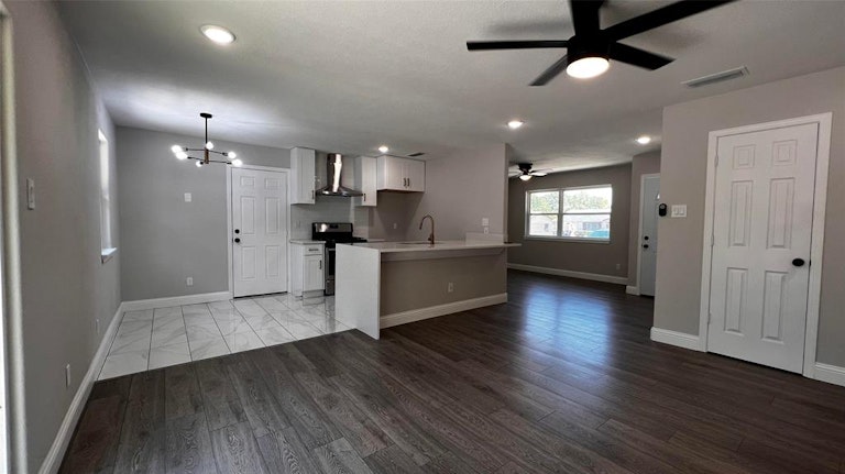 Photo 7 of 23 - 6465 Leaning Oaks St, Dallas, TX 75241