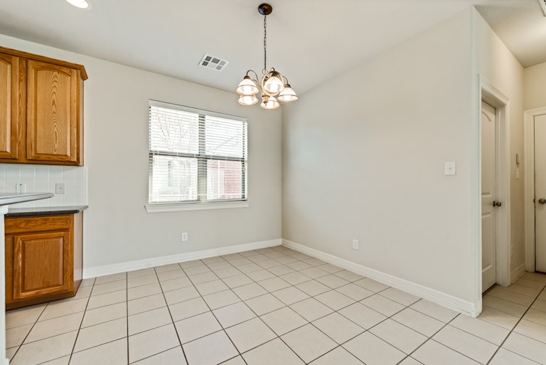 Photo 11 of 26 - 4310 Bluffview Dr, Sachse, TX 75048
