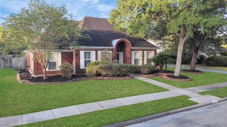 Photo 4 of 33 - 610 Ironwood Dr, Richmond, TX 77406
