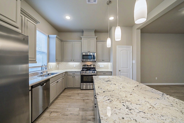 Photo 8 of 32 - 12426 Alora Bluff Trl, Humble, TX 77346
