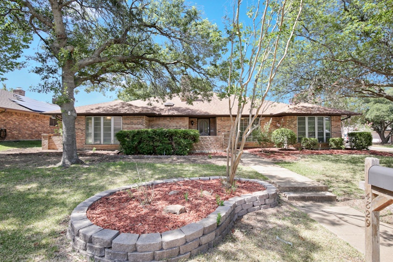 Photo 1 of 26 - 4829 Applewood Rd, Fort Worth, TX 76133
