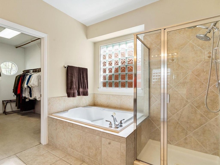Photo 25 of 40 - 6916 Canyon Springs Rd, Fort Worth, TX 76132