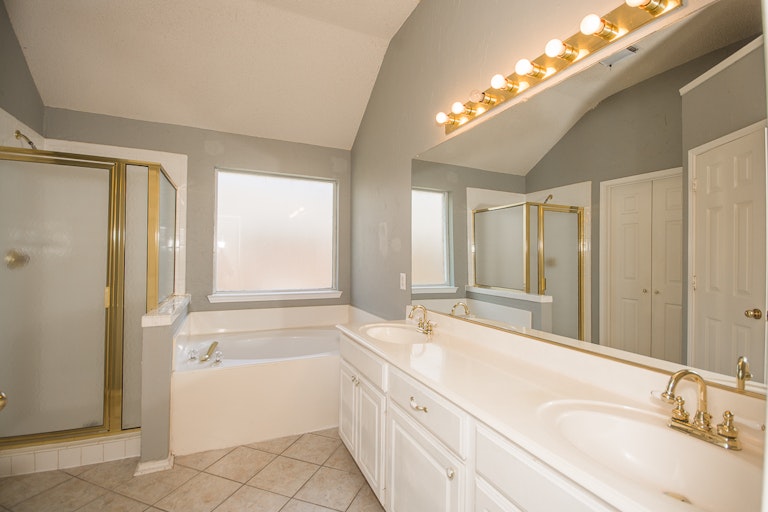 Photo 18 of 30 - 1372 Colby Dr, Lewisville, TX 75067