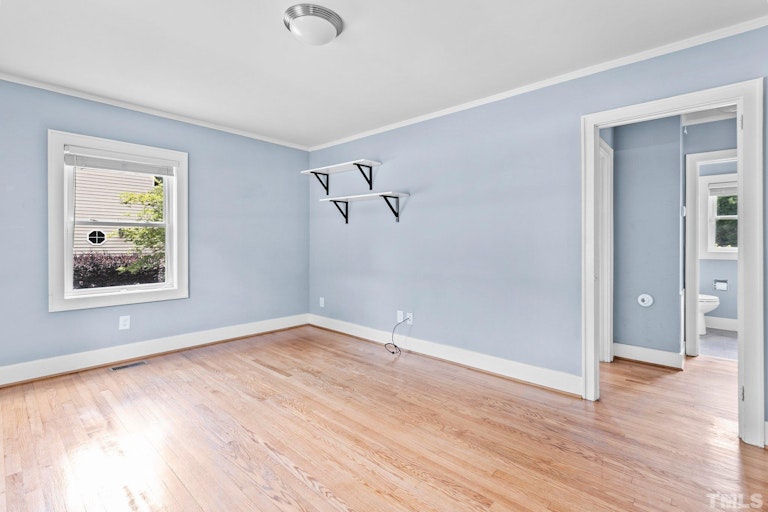Photo 3 of 20 - 311 W Poplar Ave, Carrboro, NC 27510