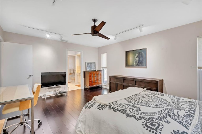 Photo 24 of 45 - 449 S Shore Dr, Osprey, FL 34229