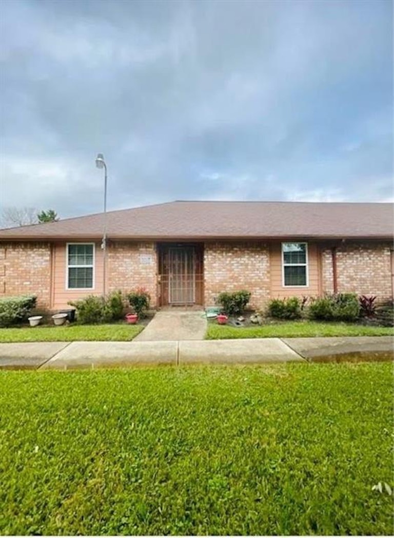 Photo 1 of 11 - 12133 Sharpview Dr, Houston, TX 77072