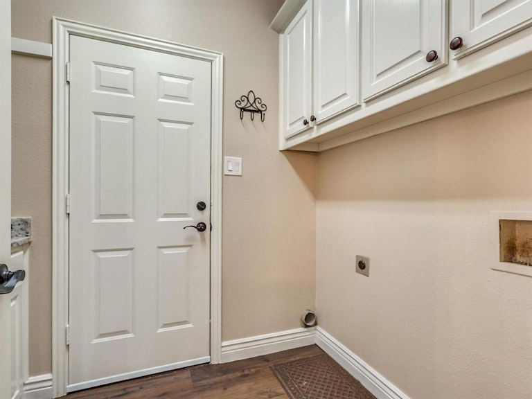 Photo 29 of 32 - 2524 Oak Brook Dr, Bedford, TX 76021