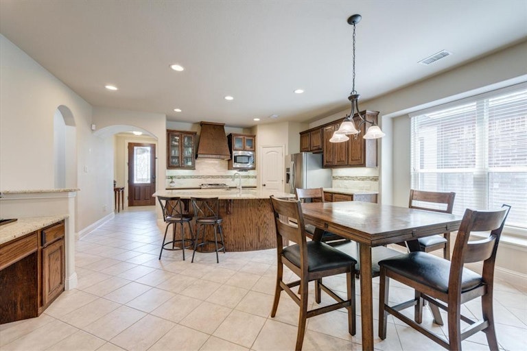 Photo 18 of 40 - 2701 Twinflower Dr, Fort Worth, TX 76244