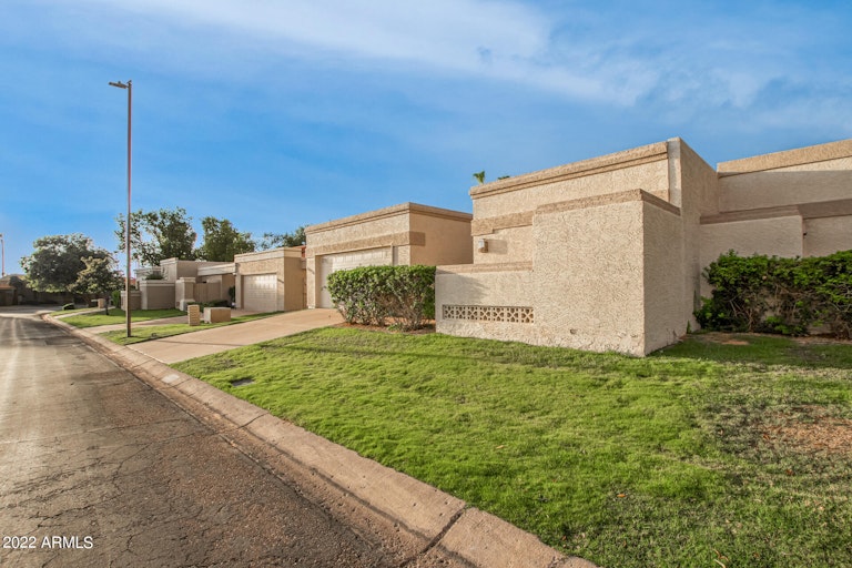 Photo 3 of 32 - 10424 E Cinnabar Ave, Scottsdale, AZ 85258