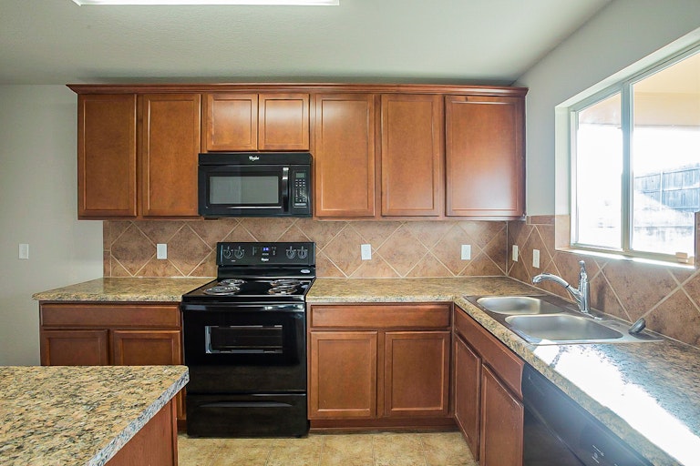 Photo 8 of 17 - 10911 Bosal Trl, San Antonio, TX 78245