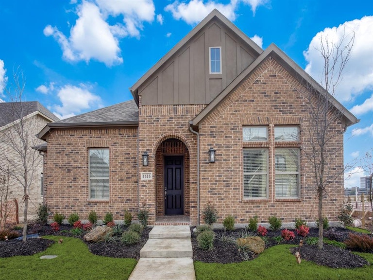 Photo 1 of 12 - 12750 Royal Oaks Ln, Dallas, TX 75234
