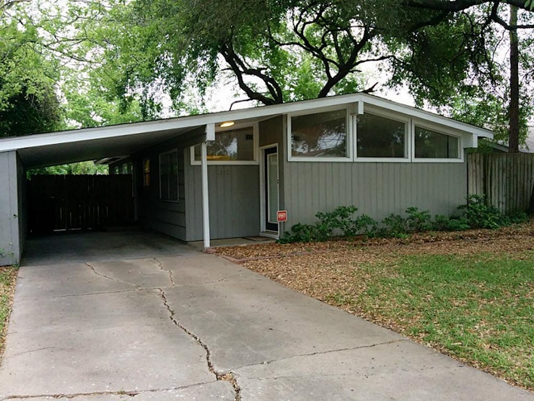 Photo 2 of 30 - 6326 Roos Rd, Houston, TX 77074