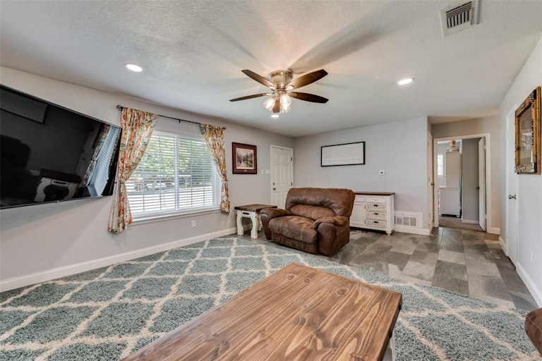 Photo 7 of 22 - 100 Chestnut St, Aledo, TX 76008