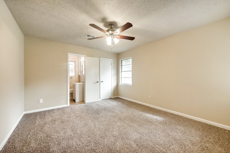 Photo 15 of 24 - 5729 Wedgmont Cir N, Fort Worth, TX 76133