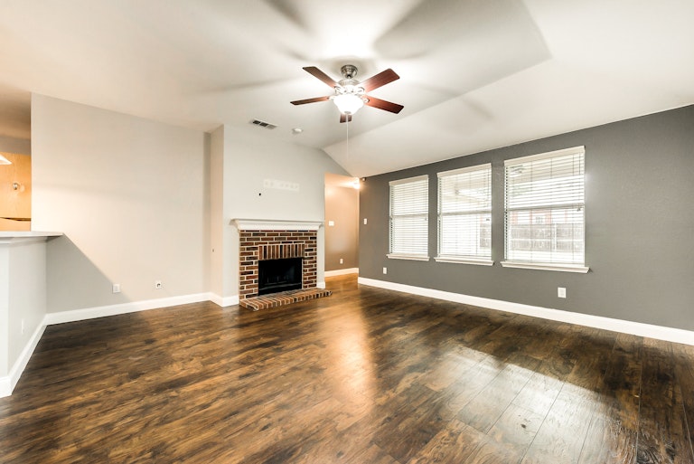 Photo 5 of 26 - 3608 Bandera Ranch Rd, Roanoke, TX 76262