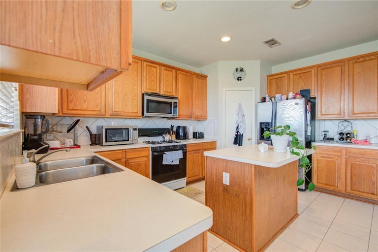 Photo 17 of 50 - 16651 Keegans Ridge Way Dr, Houston, TX 77083