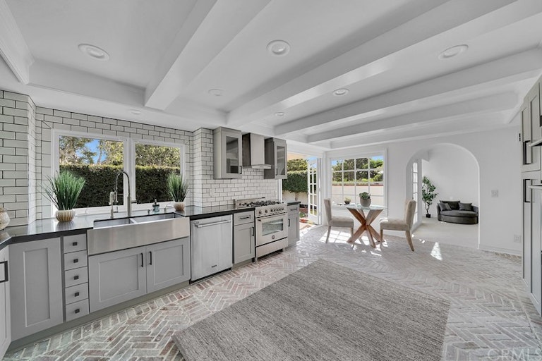 Photo 17 of 47 - 19365 Woodlands Dr, Huntington Beach, CA 92648