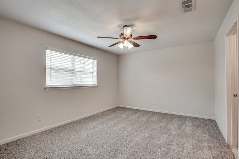 Photo 19 of 32 - 207 Cherrybark Dr, Coppell, TX 75019