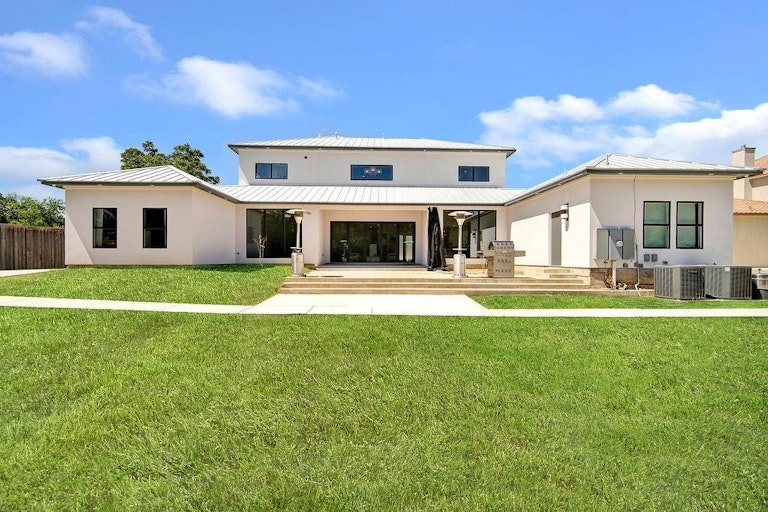 Photo 5 of 31 - 4806 Lynnacre Dr, Dallas, TX 75211