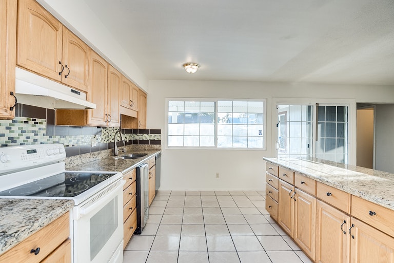 Photo 6 of 21 - 6612 S 44th Pl, Phoenix, AZ 85042