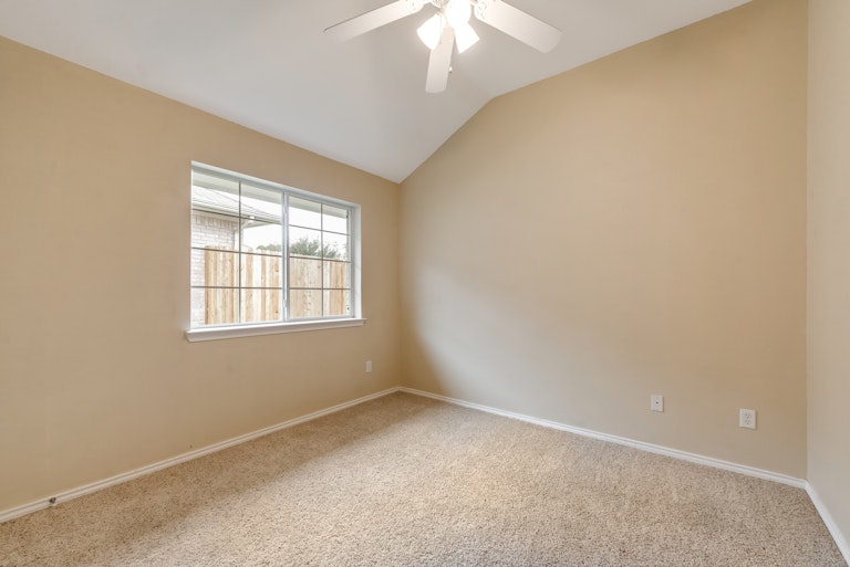 Photo 19 of 27 - 4861 Eagle Trace Dr, Fort Worth, TX 76244