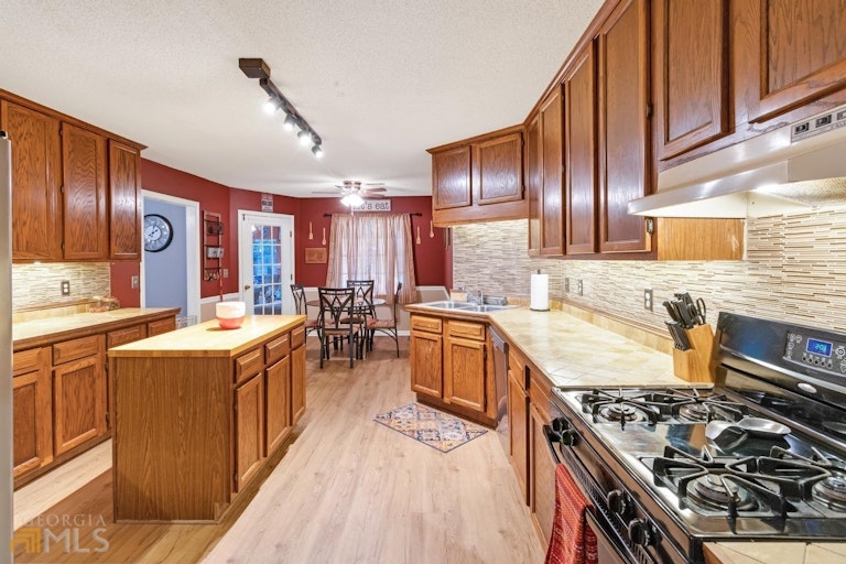 Photo 8 of 20 - 1260 Great Oaks Dr SE, Conyers, GA 30013