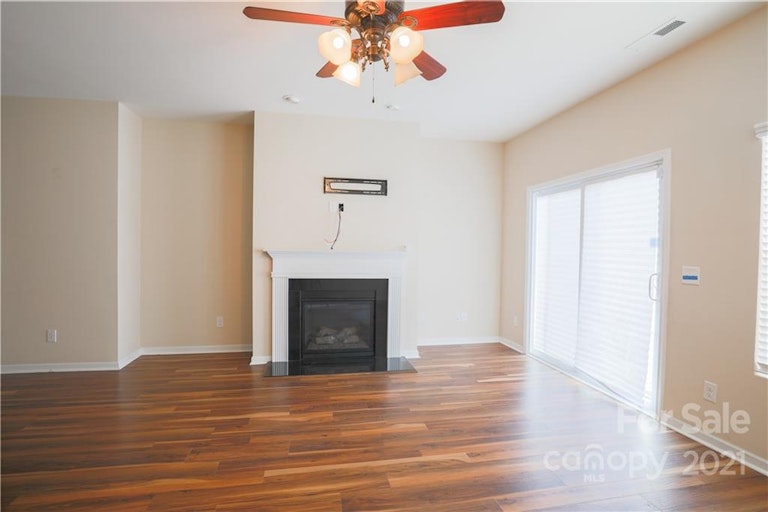 Photo 3 of 17 - 3041 S Devon St, Charlotte, NC 28213