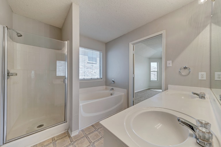 Photo 16 of 27 - 909 Ryanfield Ct, Burleson, TX 76028