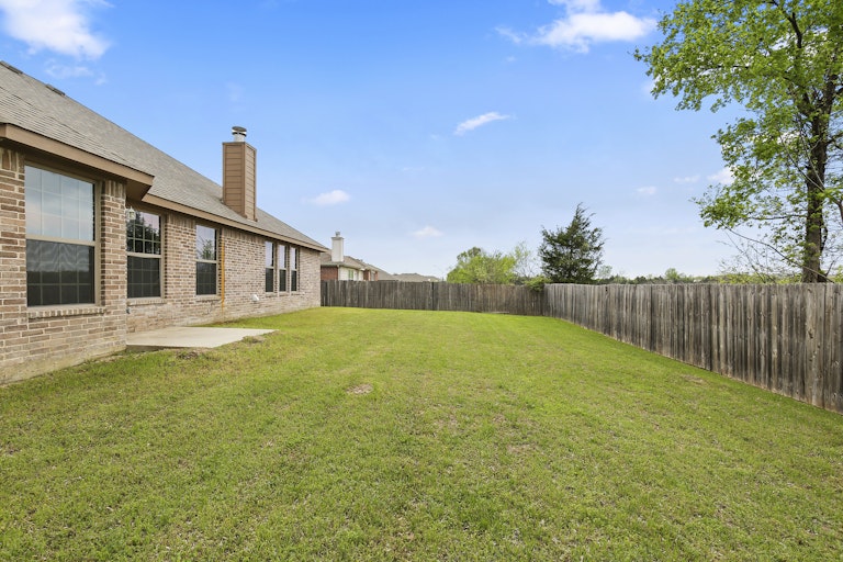 Photo 5 of 26 - 413 Harvard Dr, Glenn Heights, TX 75154