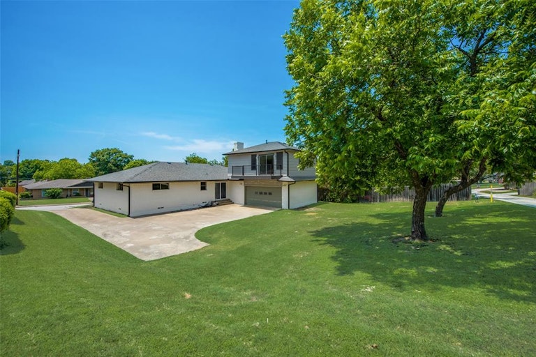 Photo 18 of 18 - 820 Ray Andra Dr, Desoto, TX 75115