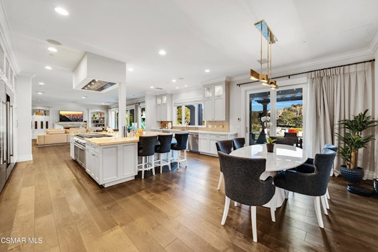 Photo 13 of 80 - 208 W Stafford Rd, Thousand Oaks, CA 91361