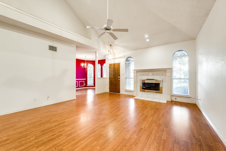 Photo 2 of 28 - 2216 Meadowstone Dr, Carrollton, TX 75006