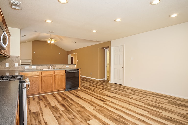 Photo 9 of 25 - 21123 Spur Ridge Ct, Richmond, TX 77406