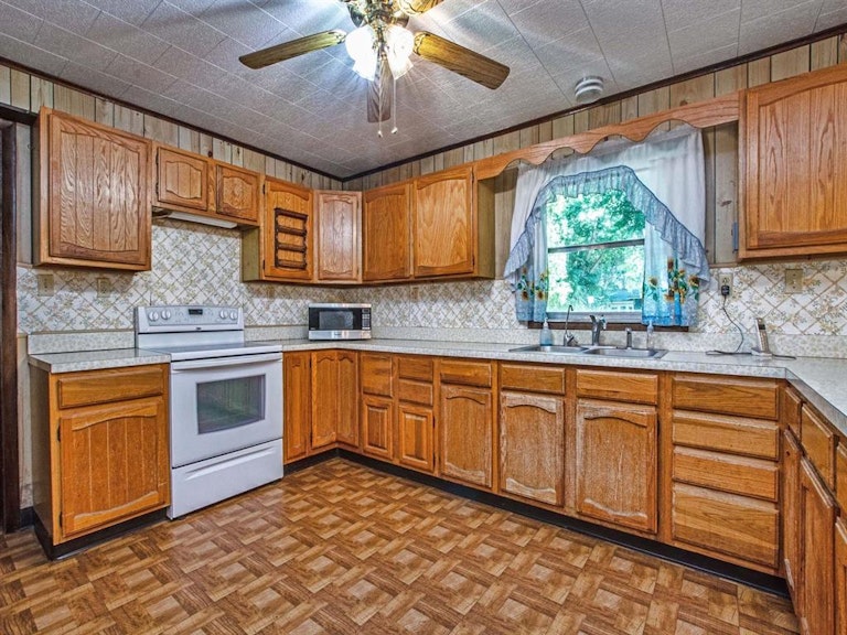 Photo 16 of 48 - 7851 Sadler Rd, Mount Dora, FL 32757
