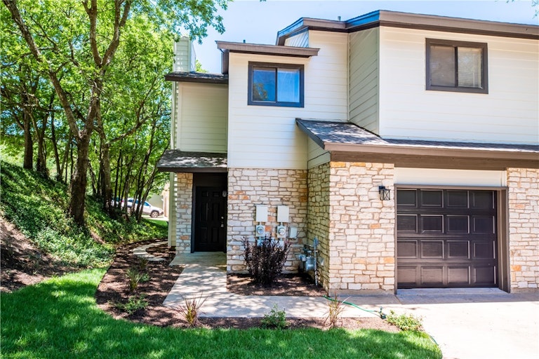 Photo 19 of 32 - 9000 Mountain Ridge Dr, Austin, TX 78759