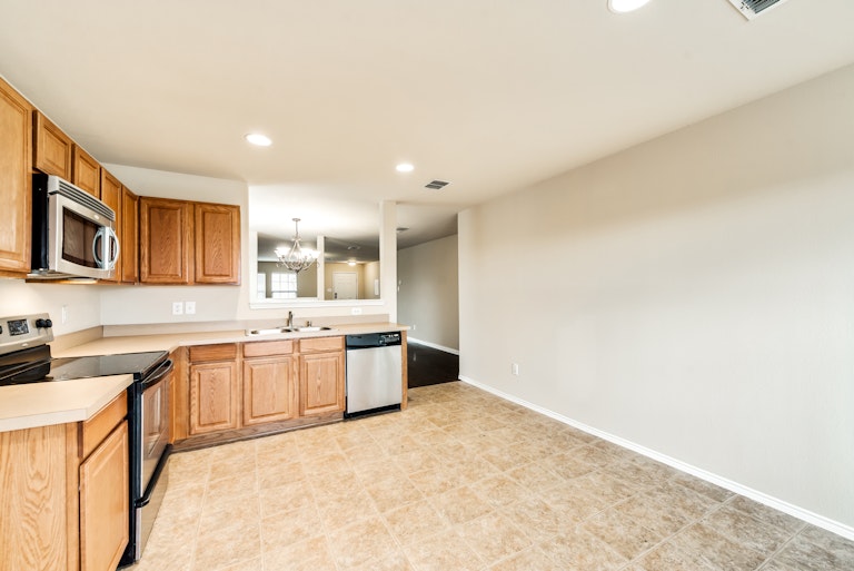 Photo 12 of 23 - 536 Laurel Ln, Fate, TX 75087