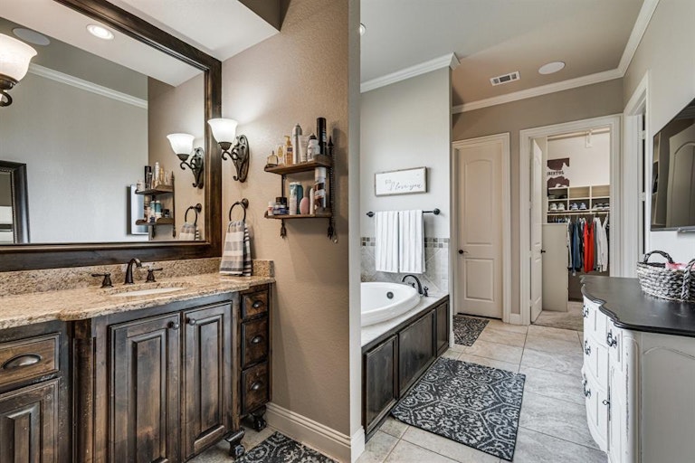 Photo 15 of 39 - 3911 Shiloh Trl, Midlothian, TX 76065