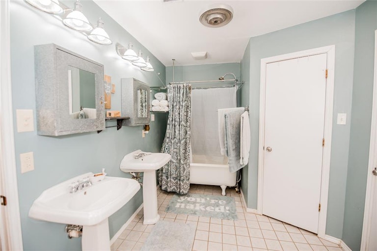 Photo 18 of 31 - 218 Pueblo Dr, Waxahachie, TX 75165