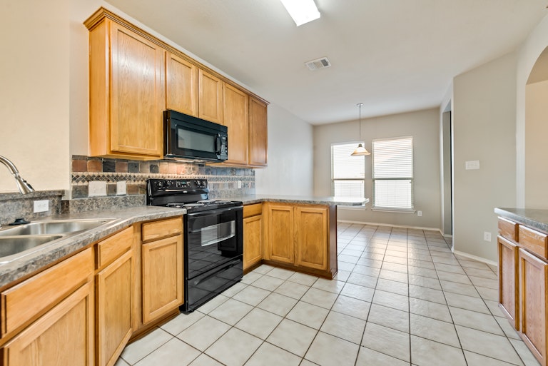 Photo 3 of 24 - 1641 Mary Ln, Aubrey, TX 76227