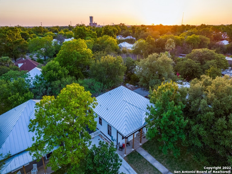 Photo 30 of 32 - 1139 S Saint Marys St, San Antonio, TX 78210