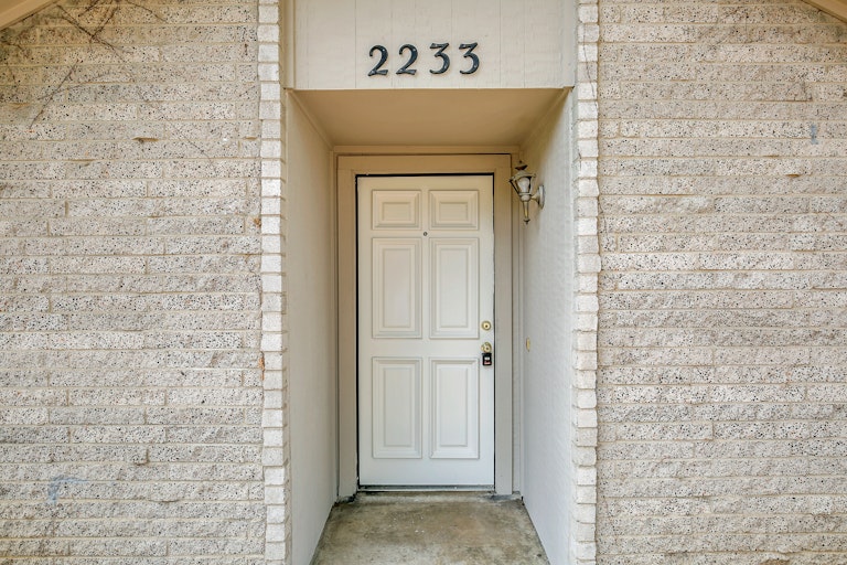 Photo 2 of 25 - 2233 Biscayne Dr W, Irving, TX 75060