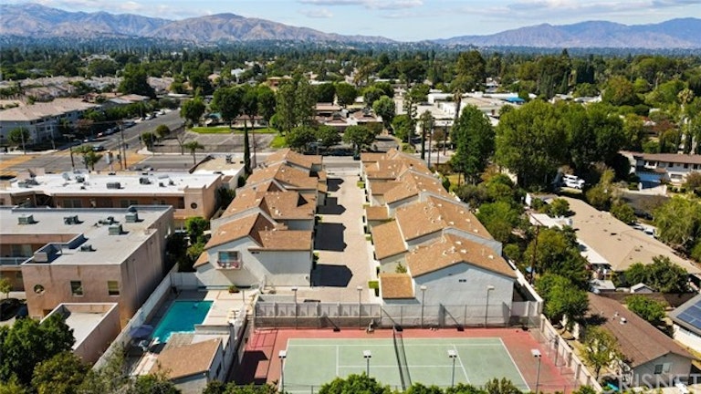 Photo 3 of 31 - 17640 Lassen St #11, Northridge, CA 91325