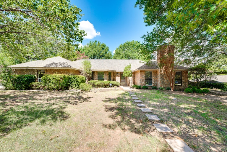 Photo 1 of 26 - 3615 Dalton Dr, Corinth, TX 76208
